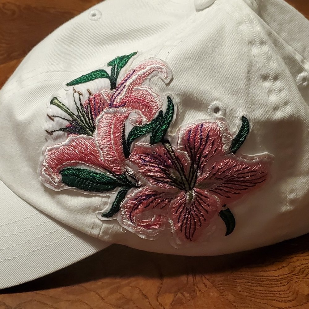 Lamood Big Hats - Oversized White Ball Cap with Stargazer Lily Appliqué